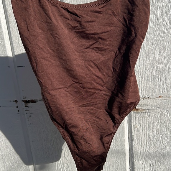 SKIMS SWIM SCOOP NECK ONE PIECE.🤎 - Picture 15 of 16